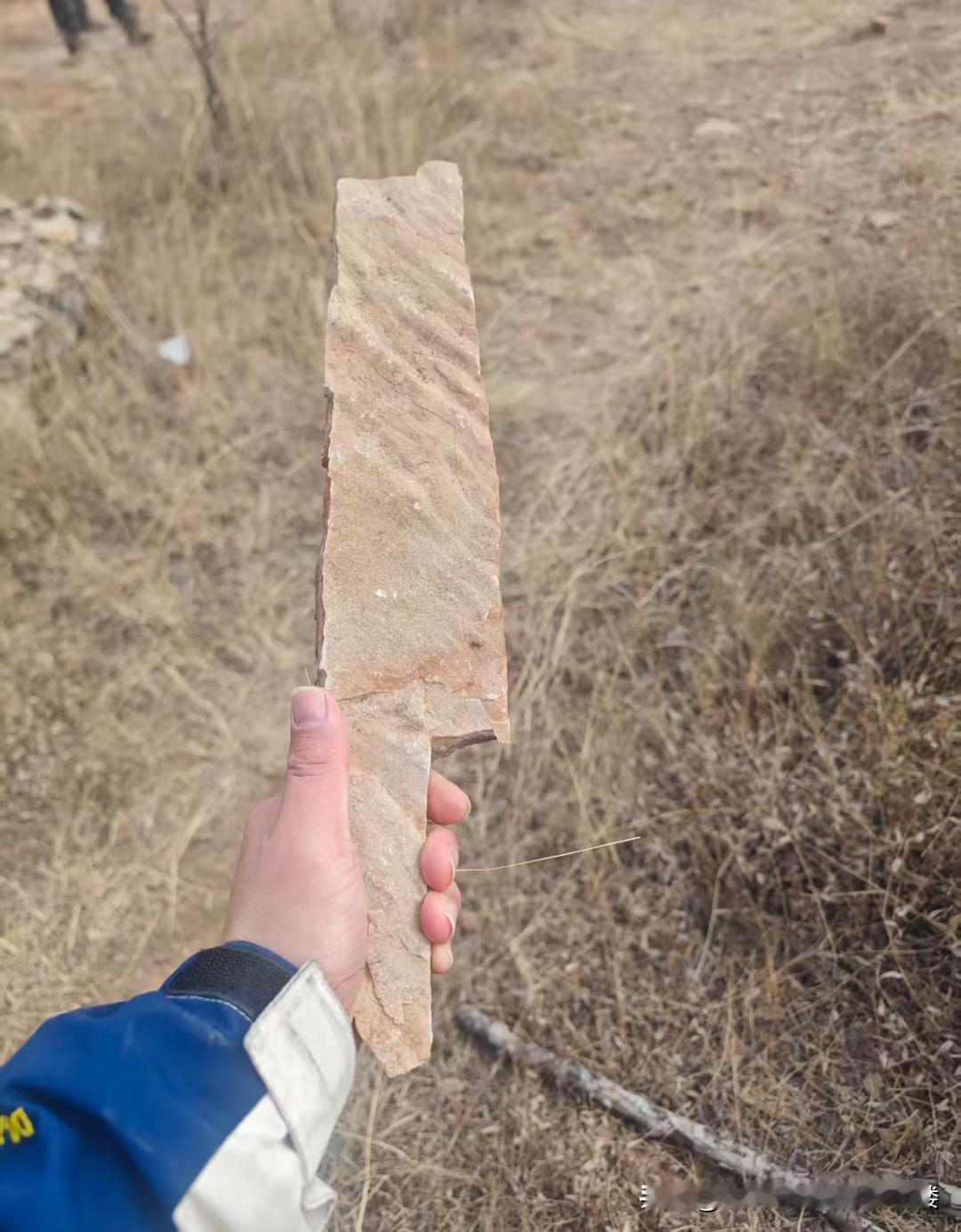 昨天去山上玩，那可真是撞大运了，居然捡到一把古石器时代的石砍刀！我就寻思着，这玩