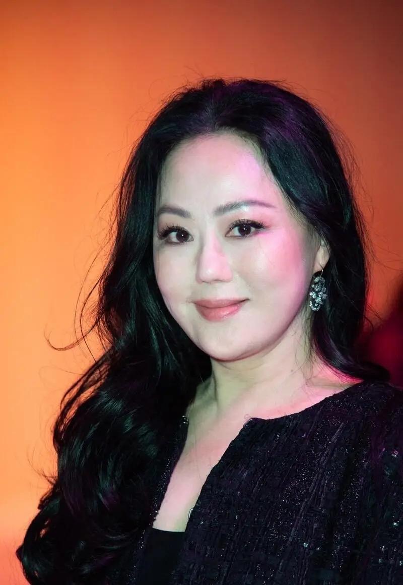 一位经济学家说：“如果你现在有存款，千万别投资、千万别创业、千万别借钱给别人、千