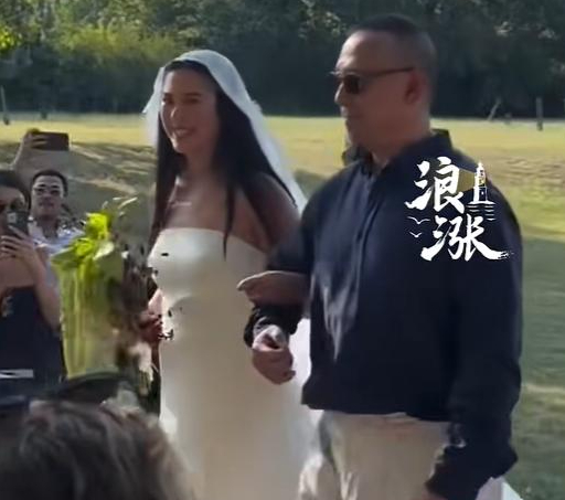 #姜文女儿结婚# 【姜文女儿姜一郎在法国举行婚礼】当地时间8日，姜文女儿姜一郎在