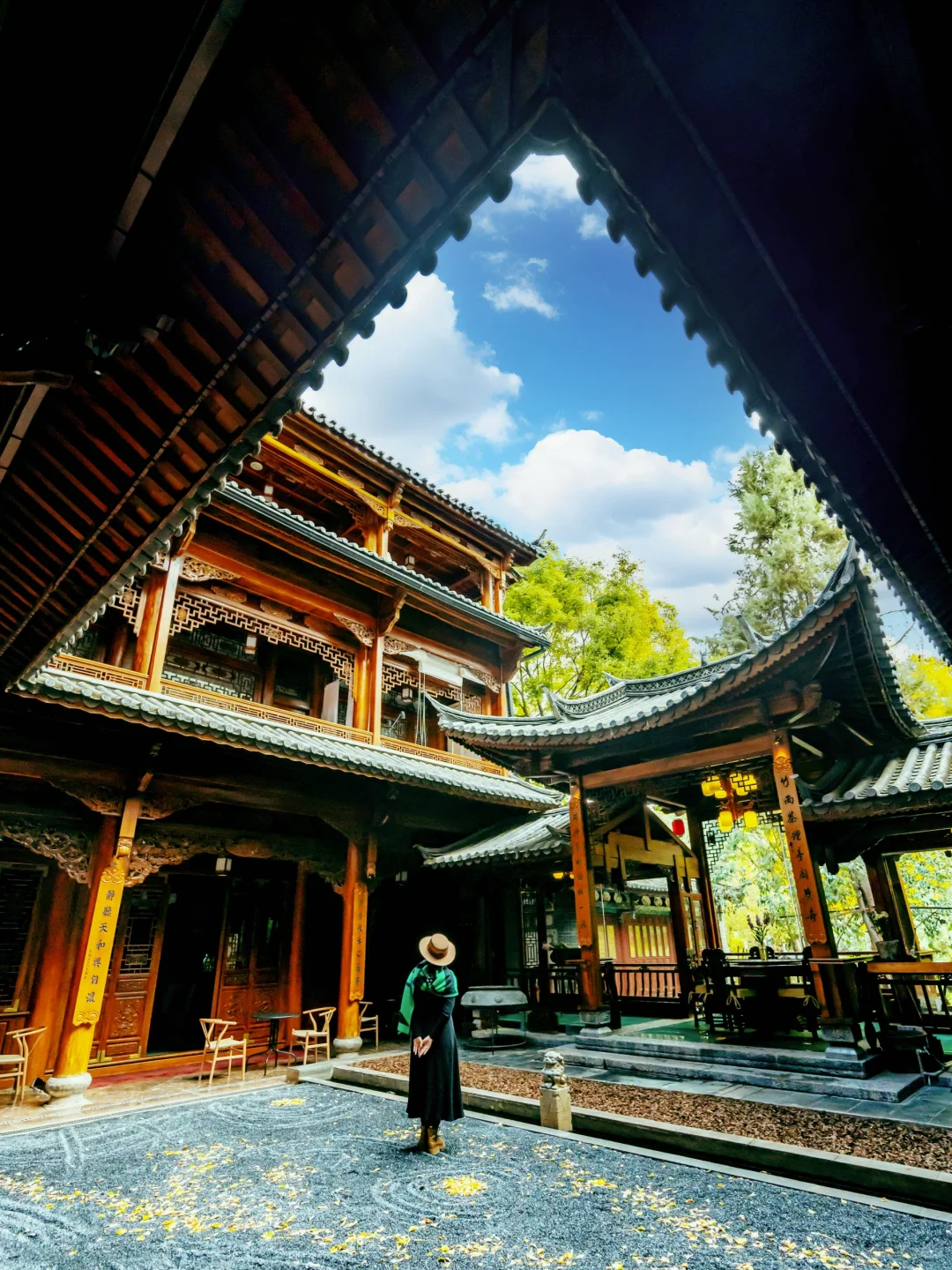 在丽江住进纳西族大宅❗邂逅绝美银杏❗