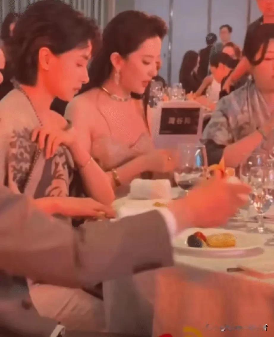 太会安排了，宋茜和刘亦菲同坐一桌，还有林更新的陪伴，看起来也是养眼。
刘亦菲分别
