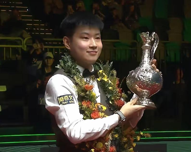 赵心童夺冠了！
2月8日赵心童以10比6击败张安达
首次捧起世界大奖赛冠军奖杯