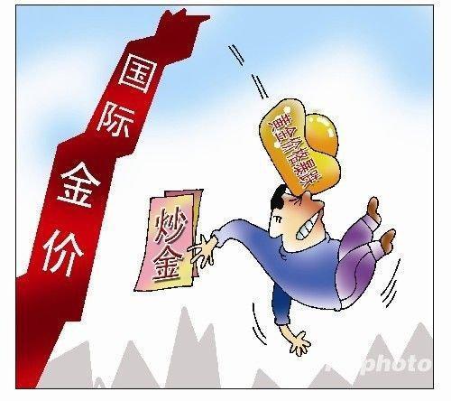 这样的剧烈波动，仿佛一场黄金市场的“过山车”让所有投资者心跳加速。曾几何时，黄金