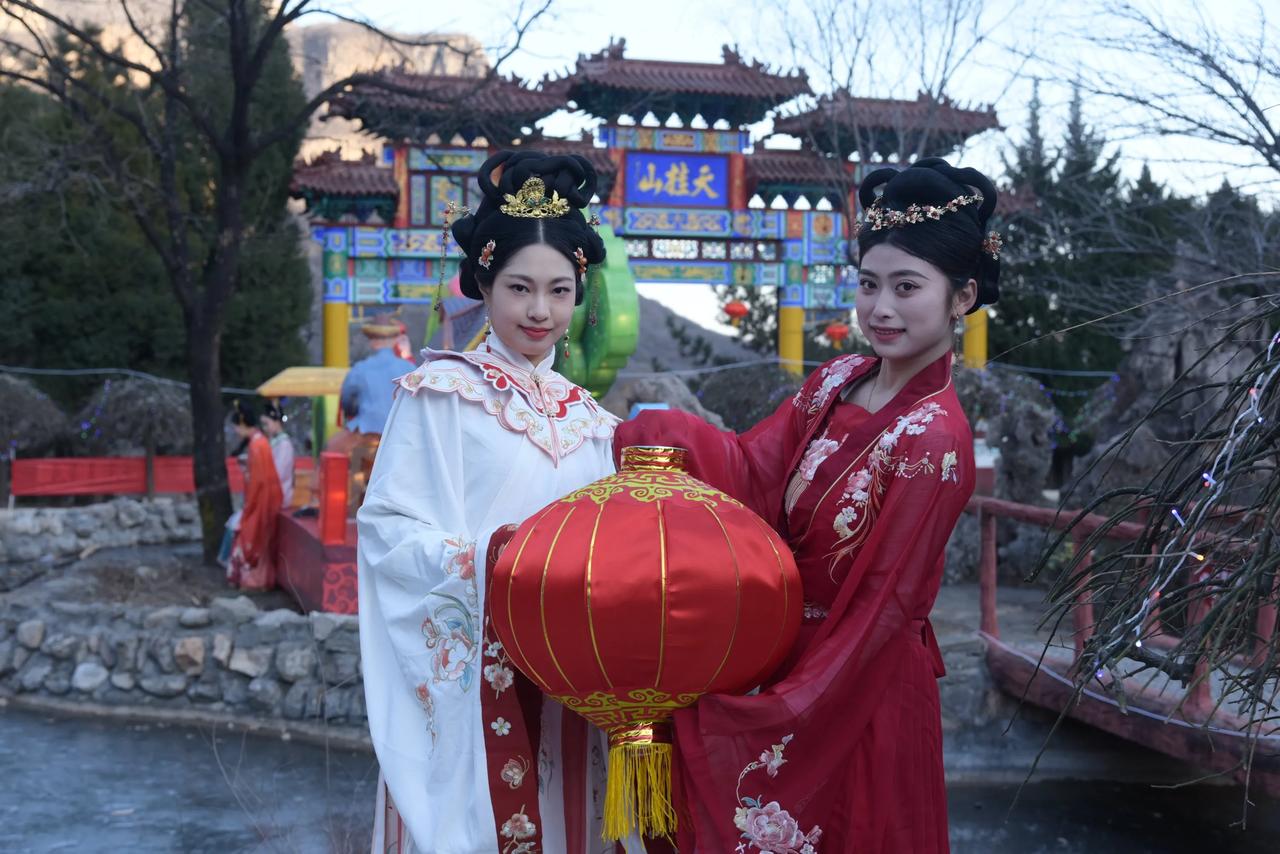 天桂山新春灯会等你来：有《白毛女》主题灯组，以经典故事为蓝本结合现代科技，生动展