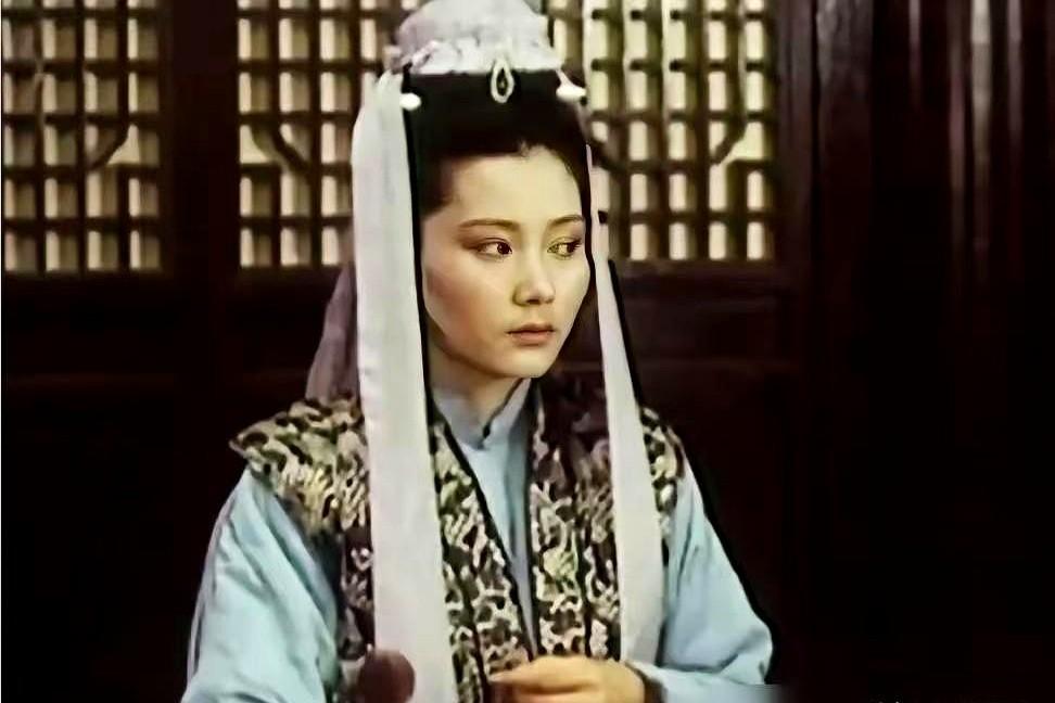 何赛飞演的妙玉，怎么看都透着一股贼头贼脑的精明。

有人说，她这版妙玉眼神太“露
