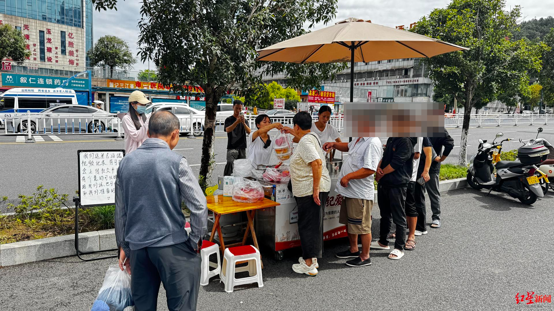 #3元抄手摊主回应卖一份亏一份#【卖一份亏一份，为何还坚持？实地走访医院门口“3