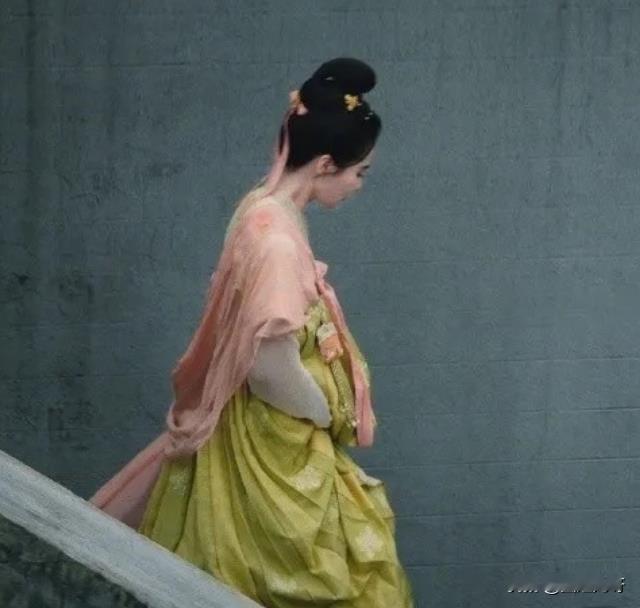 好期待！刘诗诗《掌心》出新路透了，这仪态一点也不像是个当妈的人啊，真不愧是内娱的