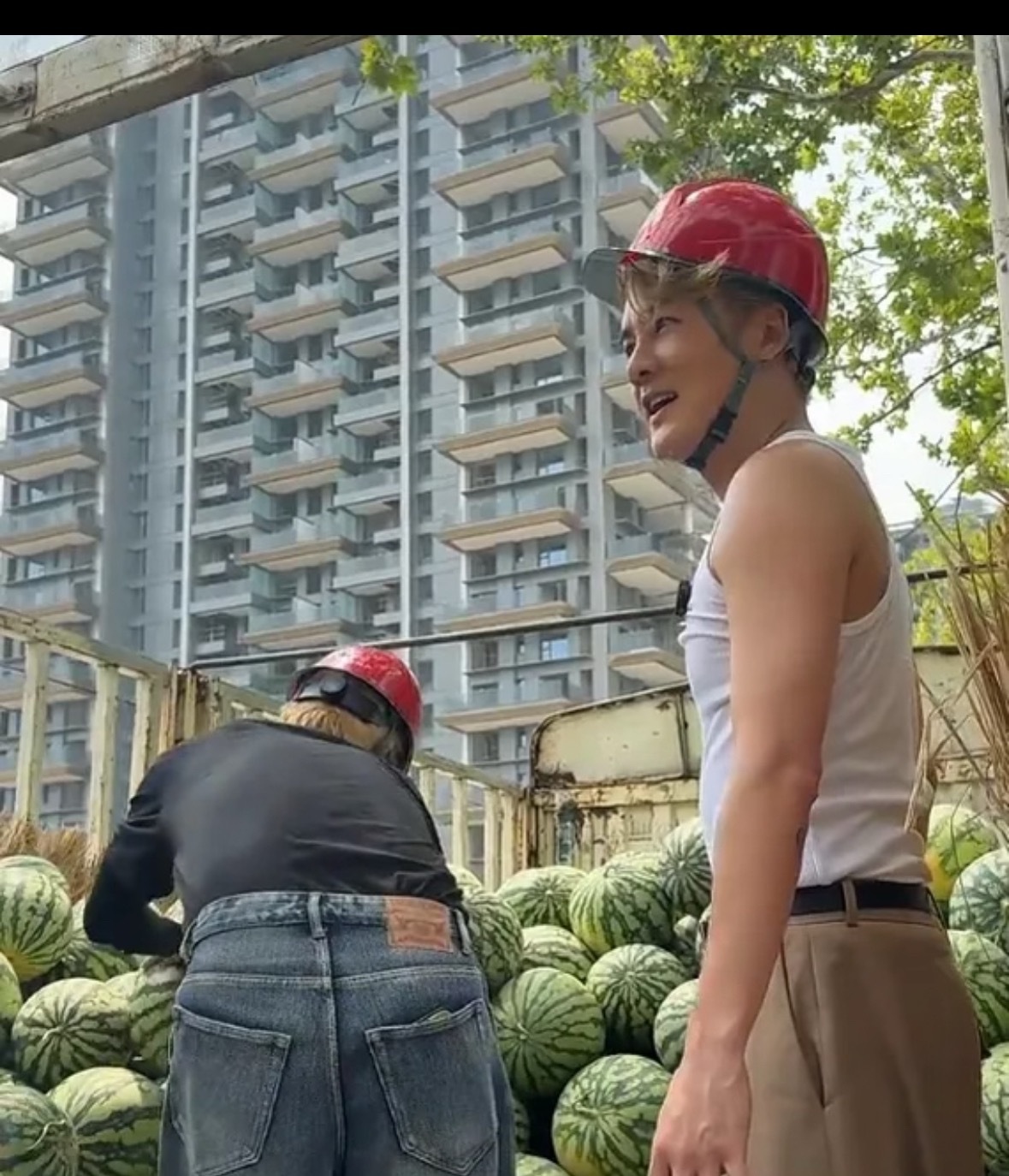 吴克群在杭州萧山永盛路地铁口免费送西瓜近期，河南西瓜遭遇“丰产难增收”困境，大量