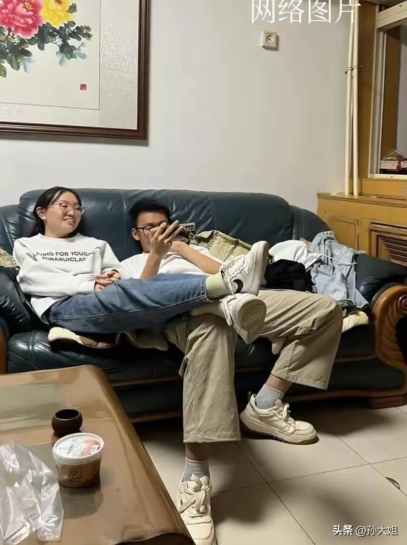 小雅拖着行李箱刚进家门，顾不上歇脚，拎起提前备好的两盒点心和一箱牛奶就往舅舅家跑