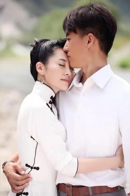 靳东好像没有追过许晴。
二人只是在《来势汹猛》里合作的男女主角。
在戏里是乱世恋