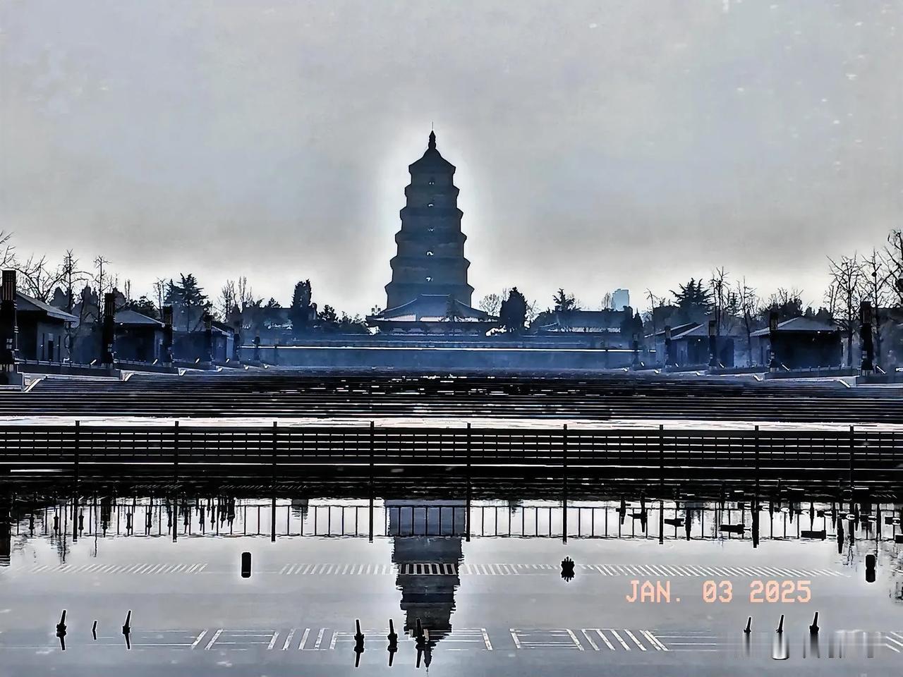 冬雾缭绕似仙景。