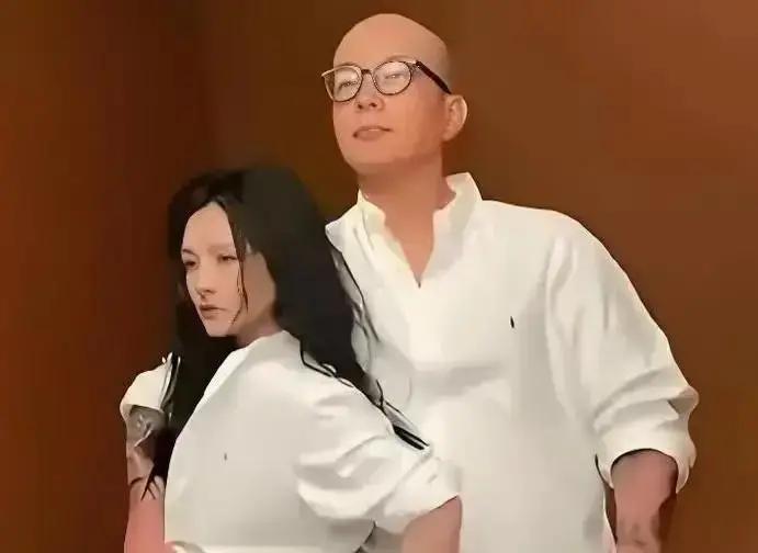 87万还没追回！
 
汪小菲一年掏502万，具俊晔只赚14万。台北法院把账本翻了