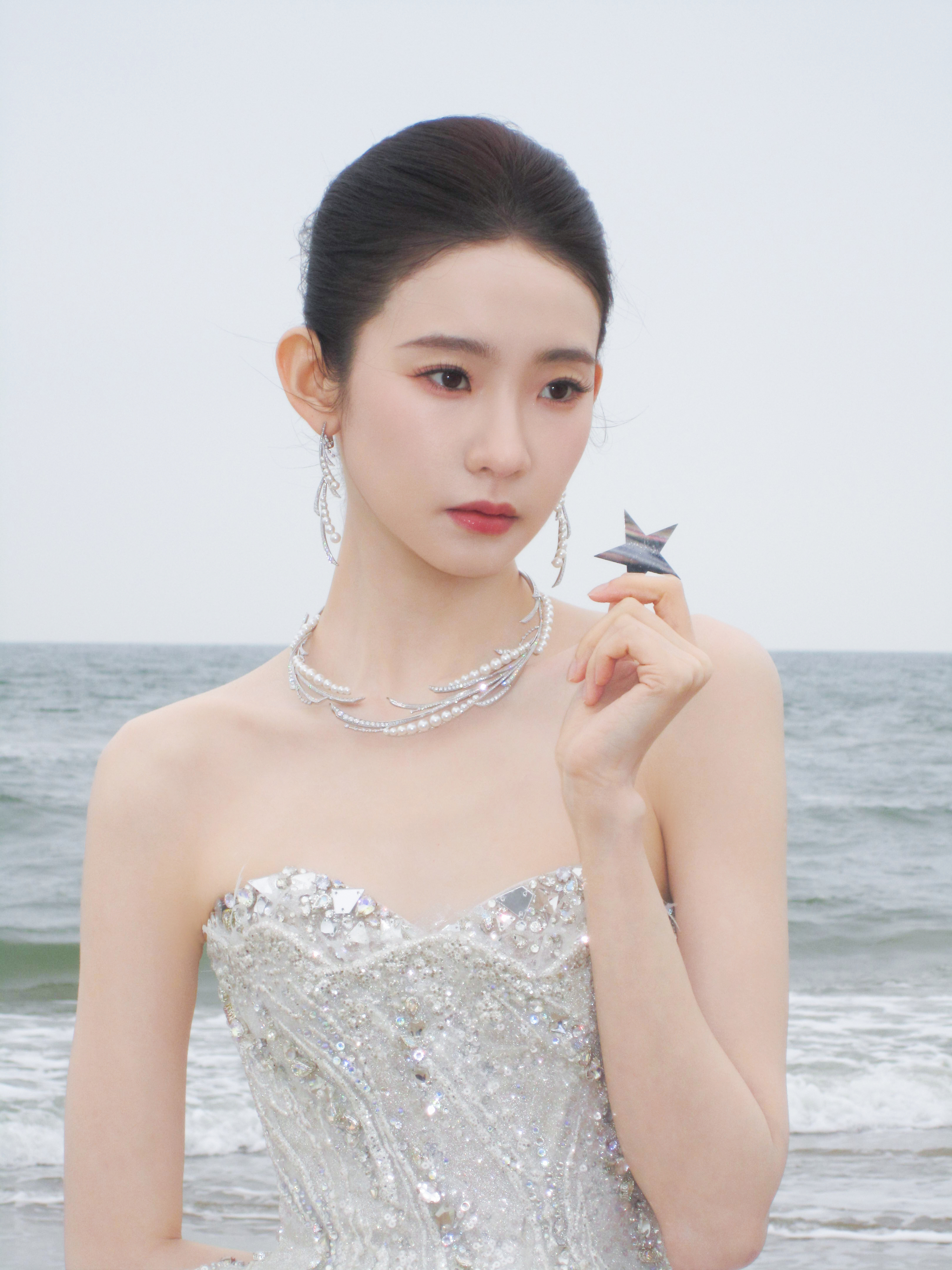 张艺凡 