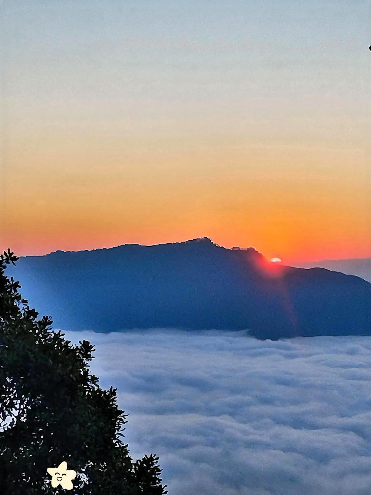 今年冬天的不同 日出云海，美不胜收！旭日东升，照亮苍穹，世间万物。往日冬日，多是