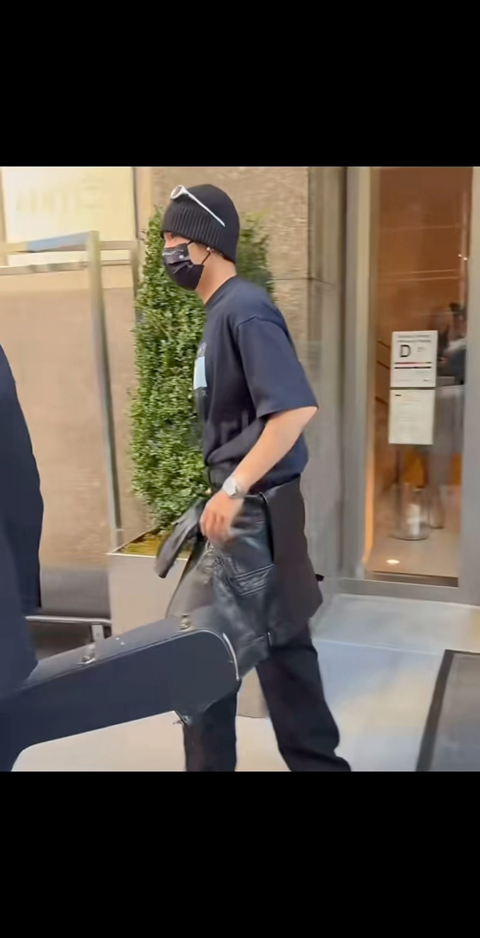 于适纽约街头潮男 于适纽约冷帽潮男出街 ，从精英男秒变潮男。各种风格都好适合😍