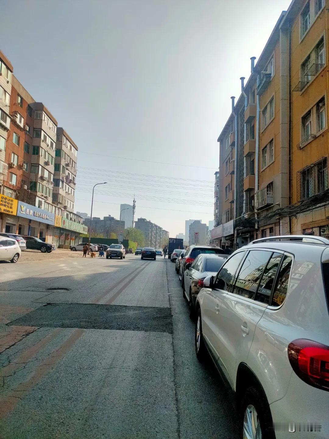 这么窄的路，停满了车，人行道都没有了，却没有警察管