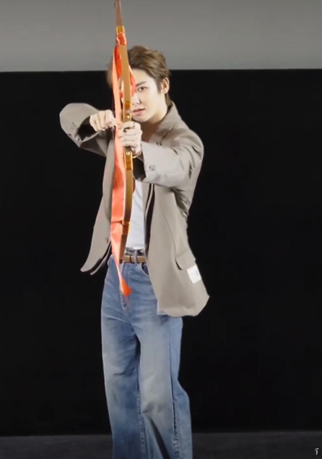 侯明昊射的不是箭是我的心原本清爽少年感切换成禁欲西装霸总气场，拉弓蓄力时肩颈线条