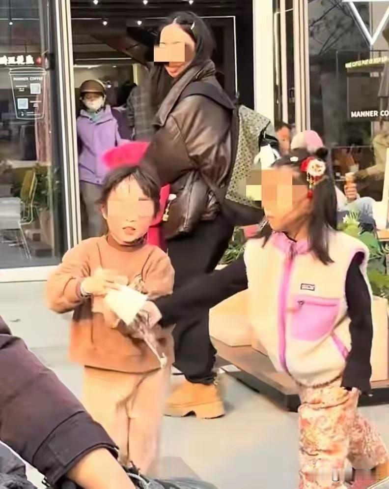 12月21日，浙江绍兴一家商场内发生了一件令人不快的事。一个小女孩独自到奶茶店接
