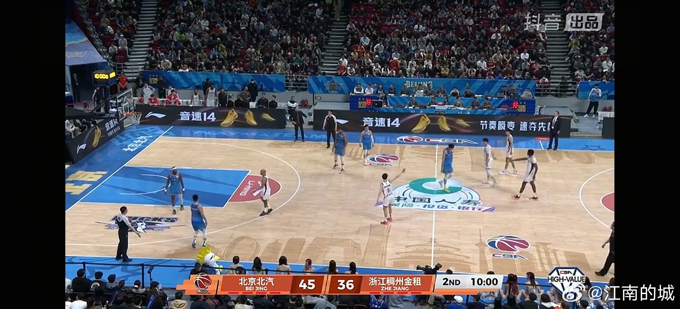 北京北汽上半场结束，大比分暂时领先浙江稠州金租。cba