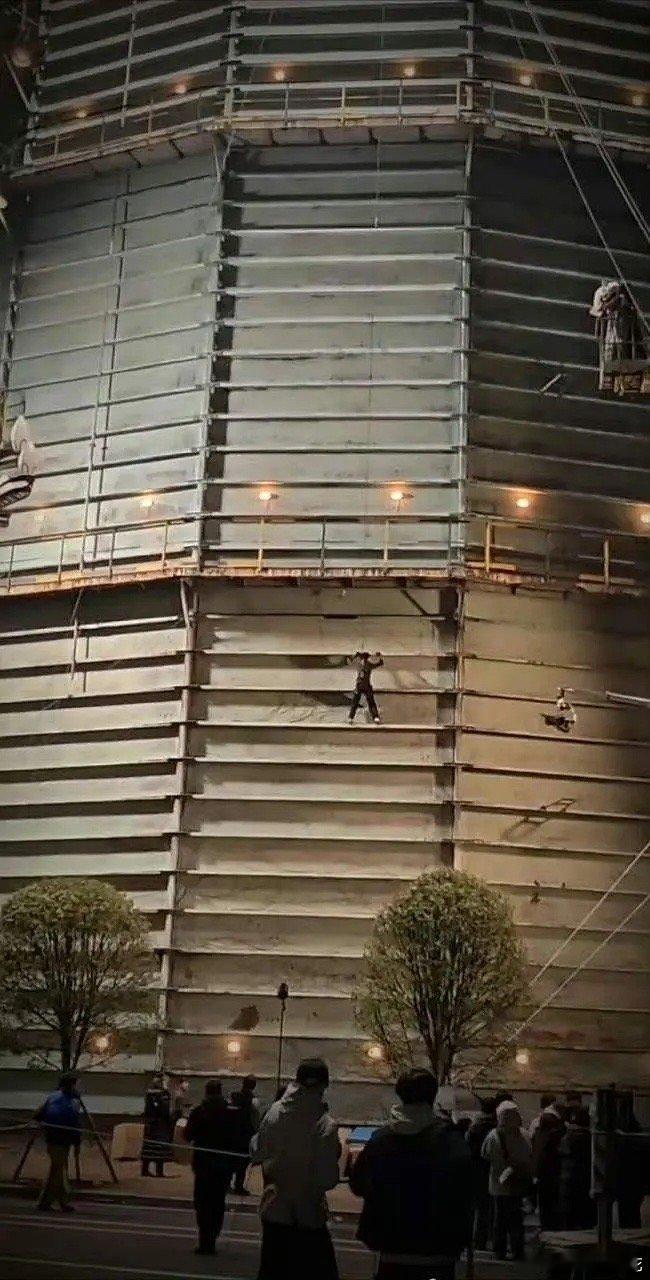 看吴谨言演女飞贼路透是真在高楼间攀爬飞跃，这个吴谨言好牛吧