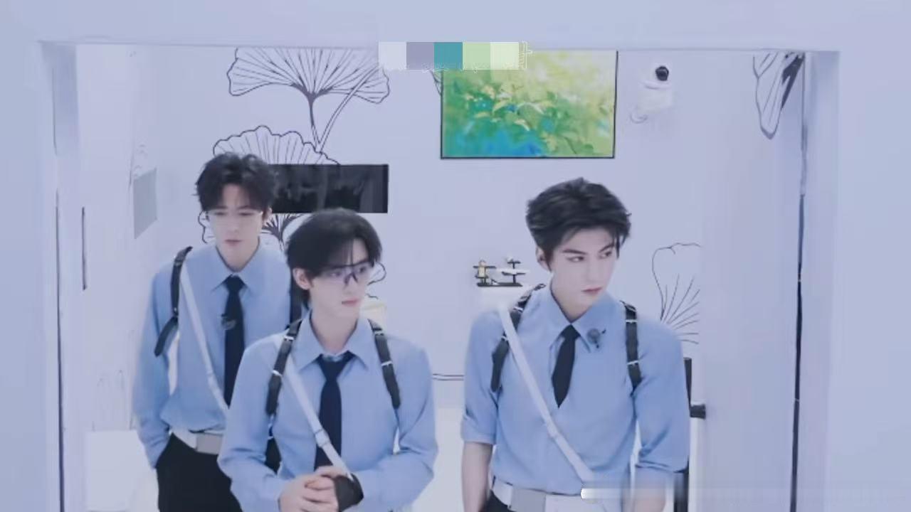 刘宇宁丁程鑫张凌赫势均力敌的三张脸刘宇宁丁程鑫张凌赫出场这段开始推理吧 这三人走