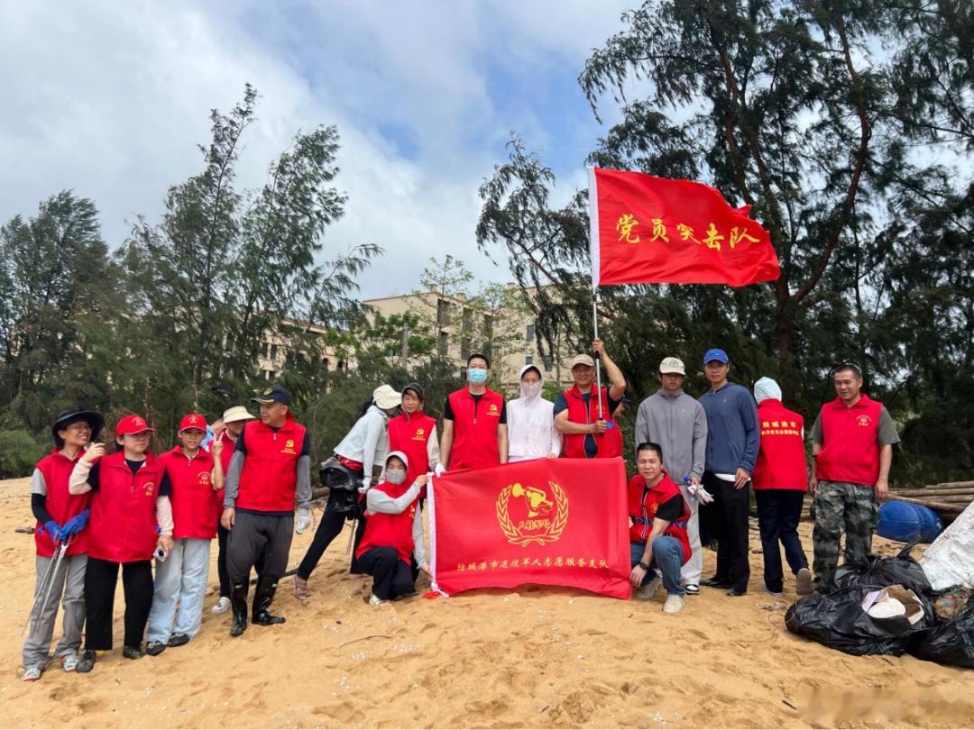 近日，防城港市退役军人事务局党员干部参加海洋生态环境保护志愿服务活动。（宋谋春）