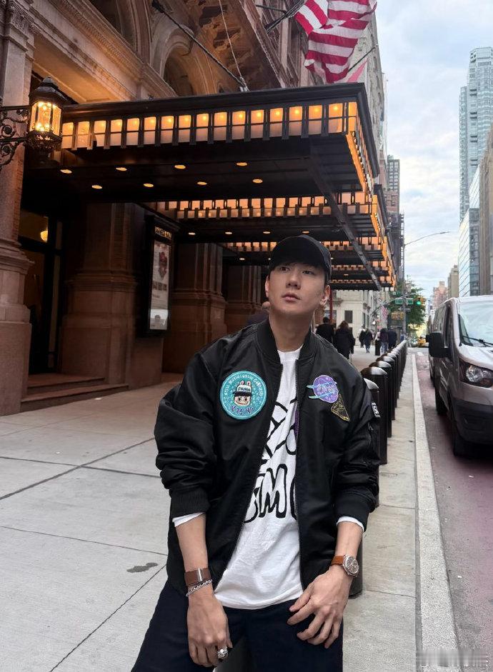 林俊杰参加女友毕业典礼林俊杰带妈妈参加七七毕业典礼林妈妈全程陪同，说明早就把七七