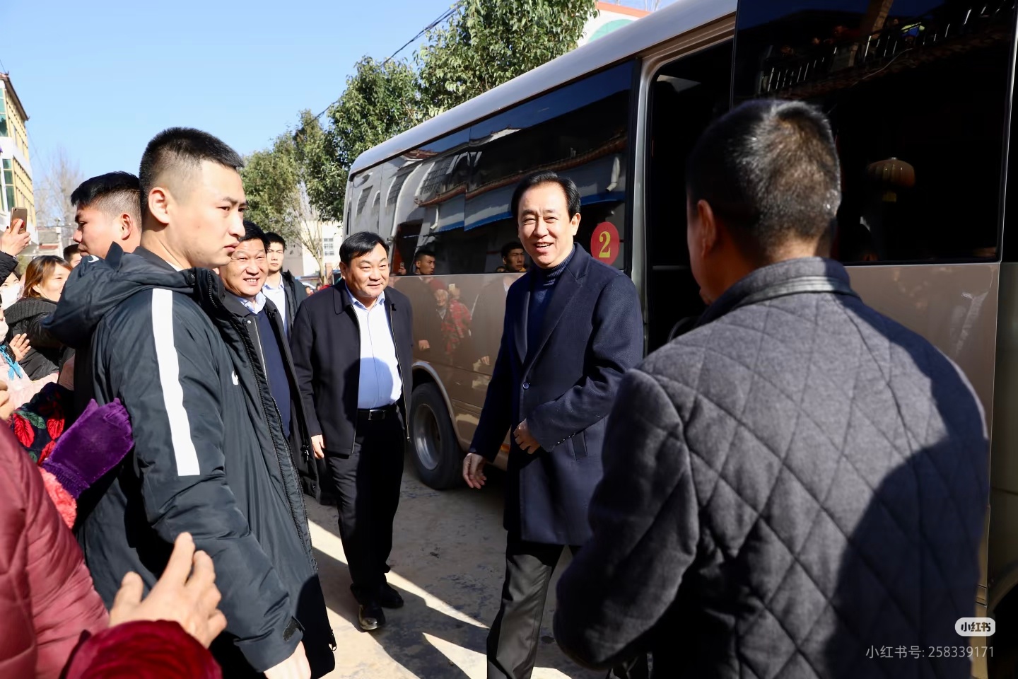 #许家印昔日奢靡与现状反差#能看出来许家印一路走来内心是很空虚的。他总是需要更多