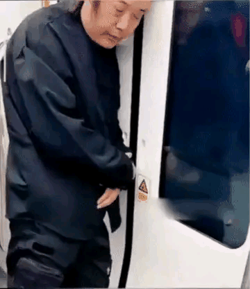 这位艺术家，进地铁时头发被车门夹住了。