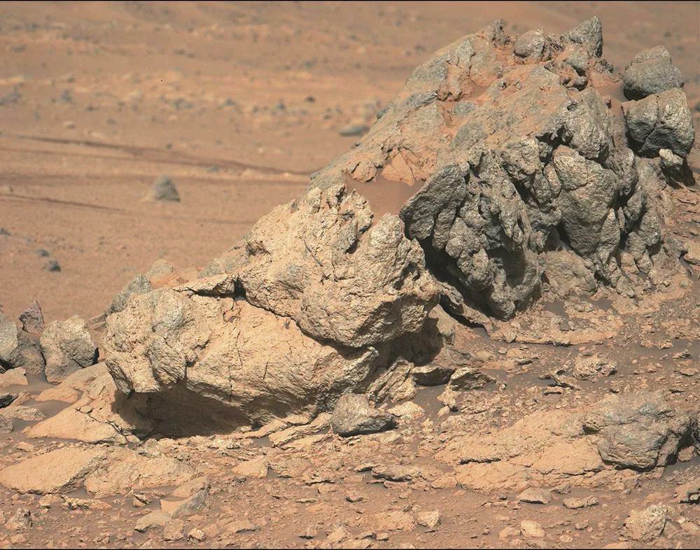 火星上的奇特岩石。由 NASA 的火星毅力号在第 1866 个火星日发现。 