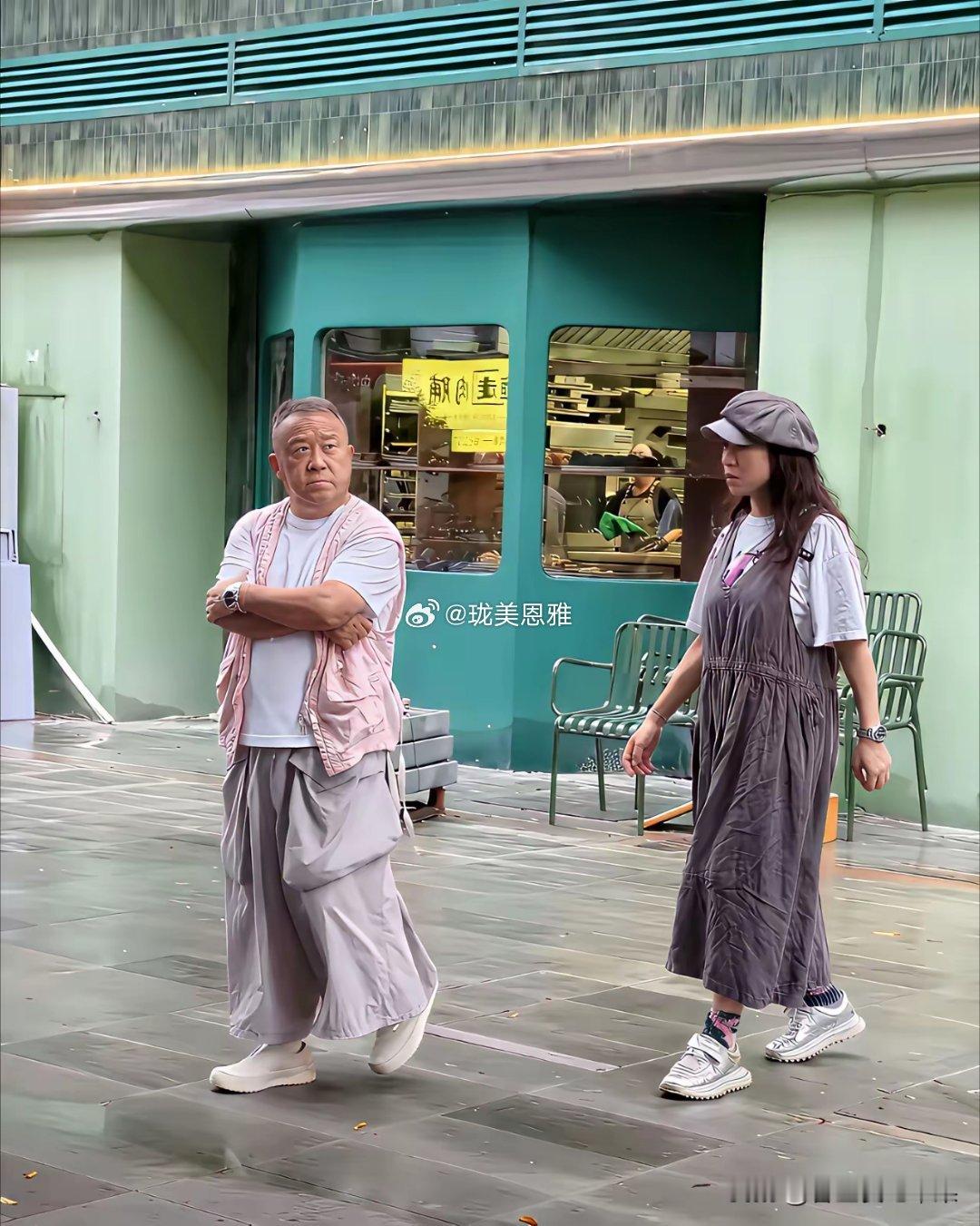 天呐，差点没认出来他这裤子穿得，真是一言难尽！ 