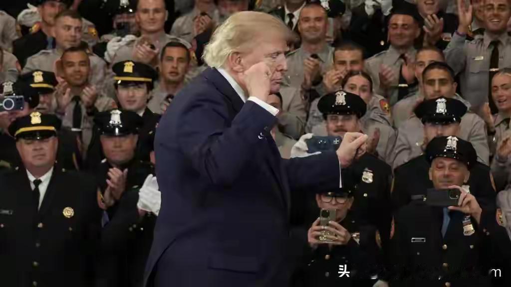 白宫秘密曝光？水兵航母上自杀未遂，特朗普却自封军事捍卫者
 

创作声明：素材来