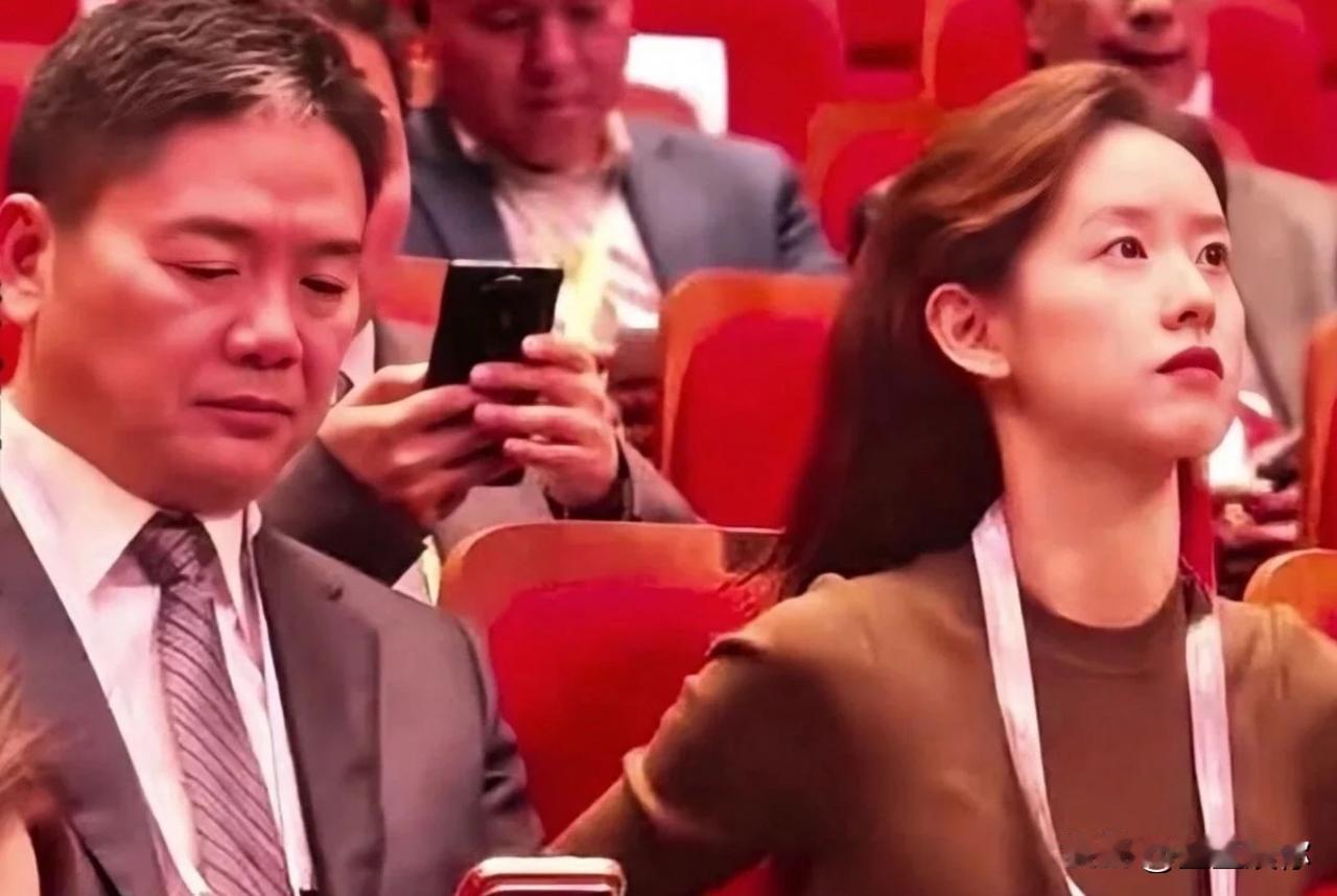 看章泽天搞事业总有种大家看在刘强东面子上陪她玩过家家的荒诞感，有钱真好。

可惜