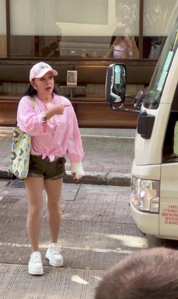 香港街头偶遇刘晓庆，

那个腿怎么回事？75岁还如此矫健，有这样的身体素质已经赢
