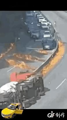 触目惊心的场面，就像战争打过的地方

     一辆油罐车在下坡拐弯处失控翻倒，
