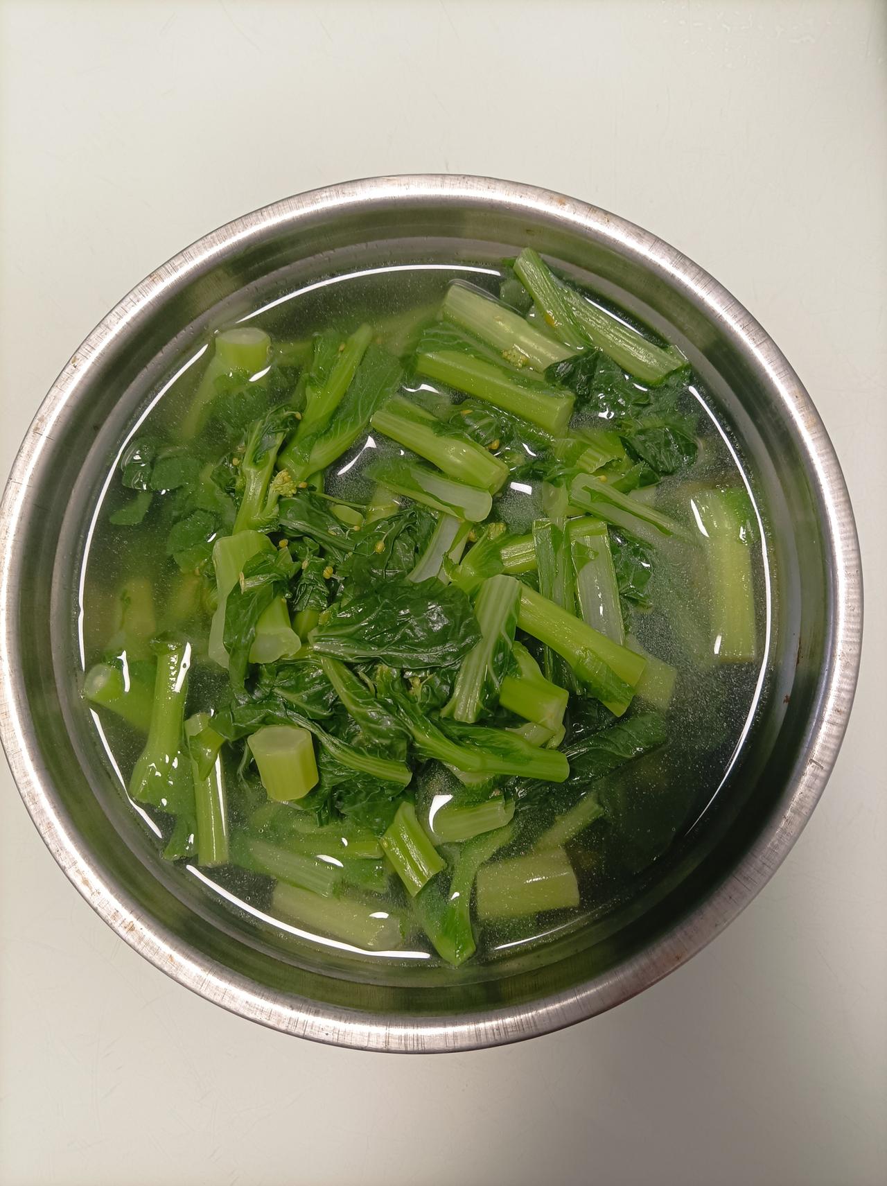 新年生活图鉴春节大鱼大肉吃多了，大家都想吃点青菜，昨天晚上儿子做了菜心汤，不放一