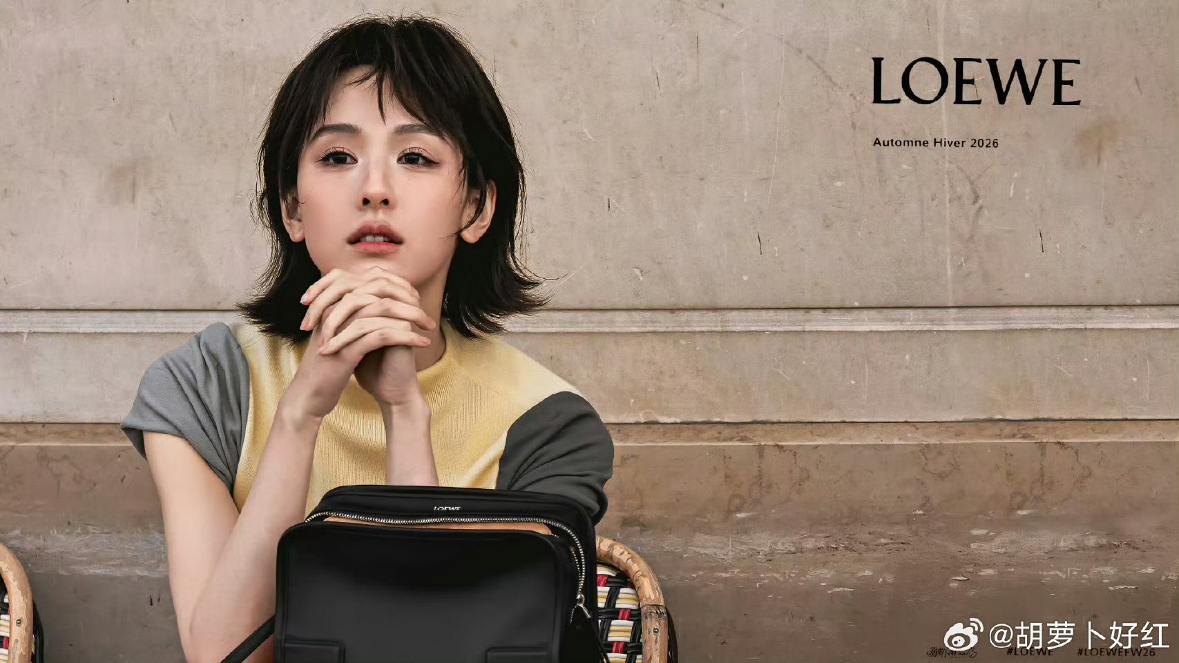 短发的陈都灵陈都灵亮相巴黎时装周看秀短发造型撞色look美萌又亮眼