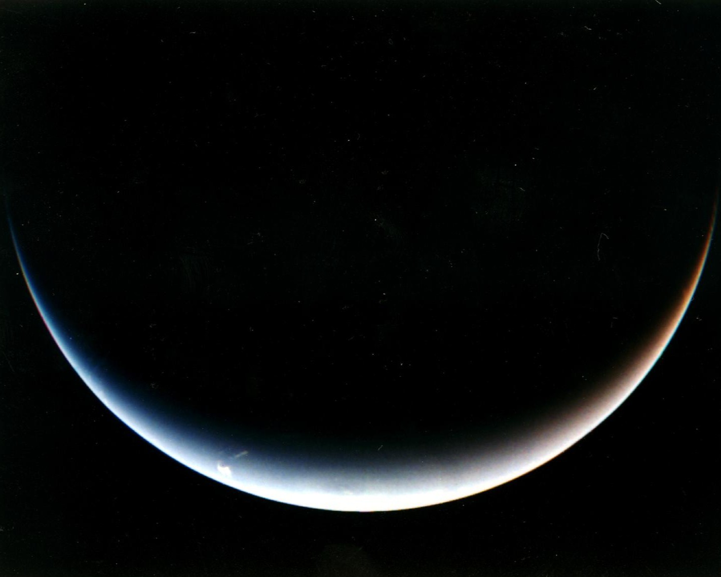🔵海王星南极人类探测器远去之际，回望海王星留下的珍贵一瞥，这张照片由NASA旅