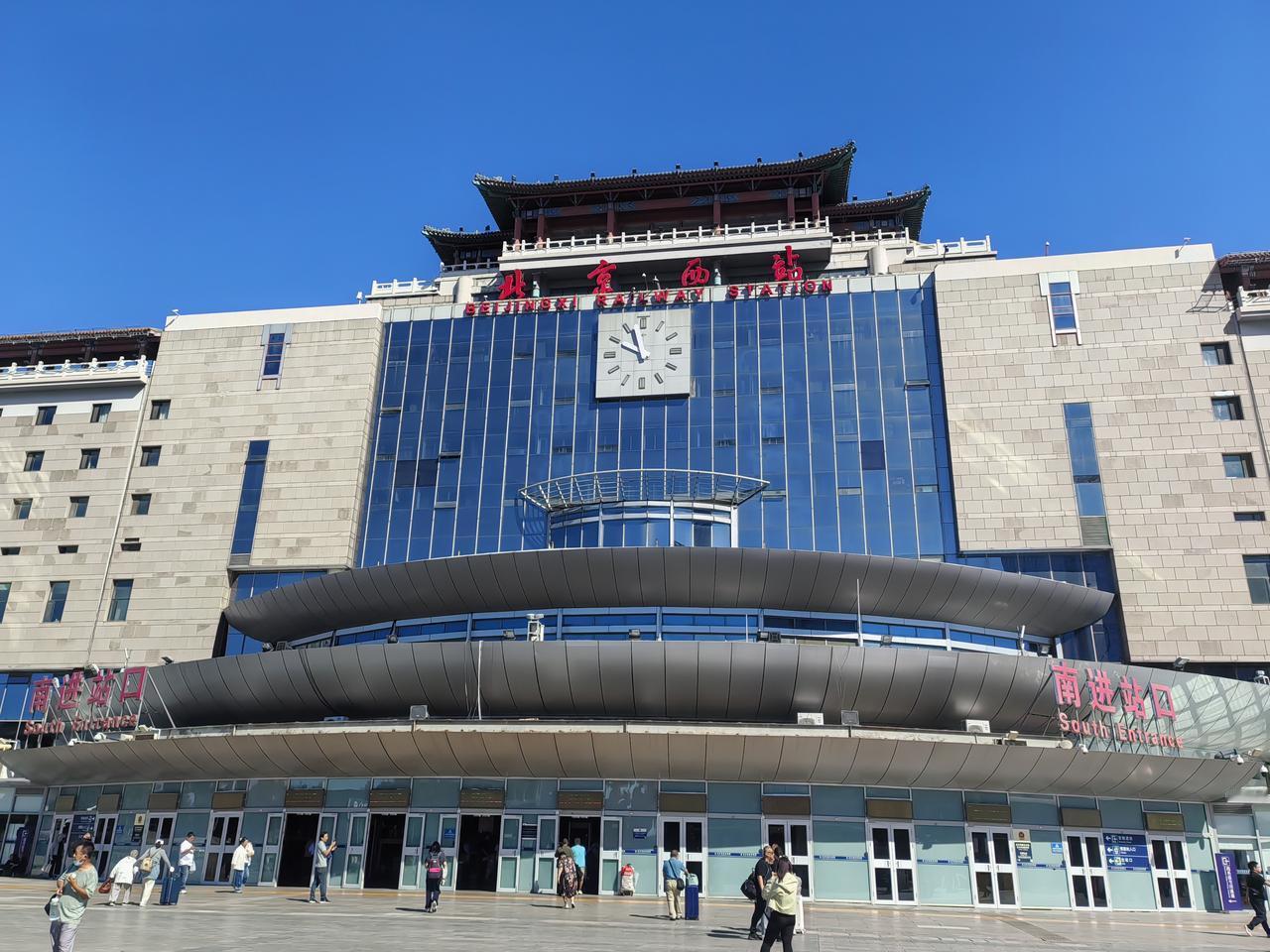 旅行真的趁早。
     北京地铁四通八达，还打五折。这么便宜，总不能总打的吧。
