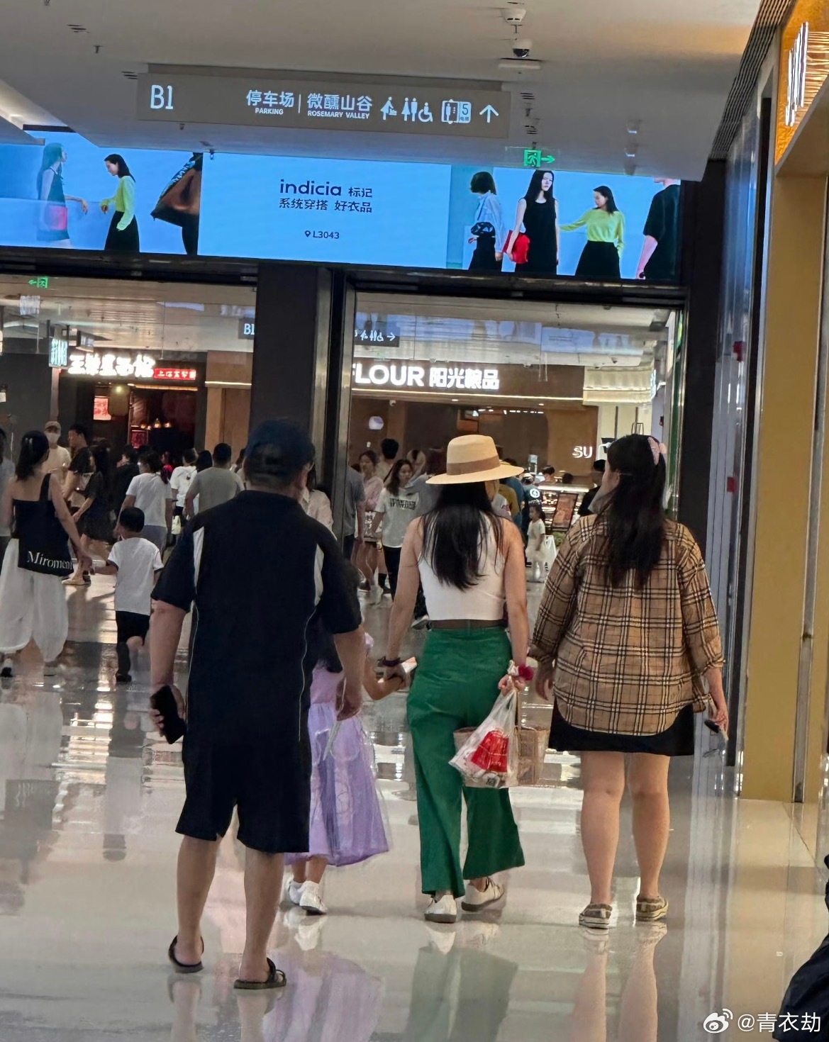 吴倩女儿长这么大了她女儿感觉挺高的，以后应该是个高个子美女。感情不顺但是有个贴心