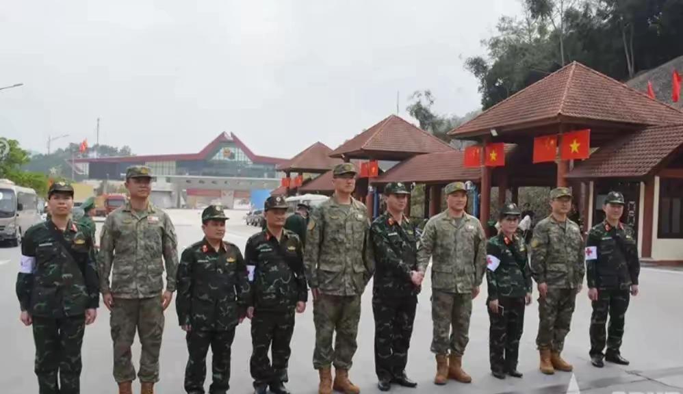越南精英政治人物都特别精明，对中国主打的手段：

求人办事的时候，个个都装成胡志