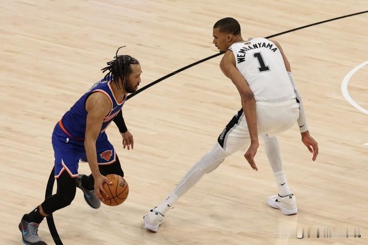 恭喜纽约夺得2026年NBA总冠军，大比分以4：1战胜马刺队。
尼克斯夺冠给人最