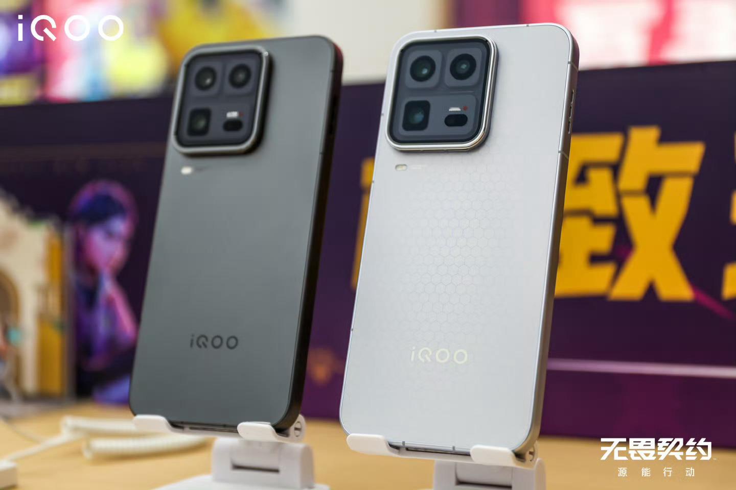 手机为什么要内置风扇定位不同，现在手机内部寸土寸金，想要更好的游戏体验，散热是一