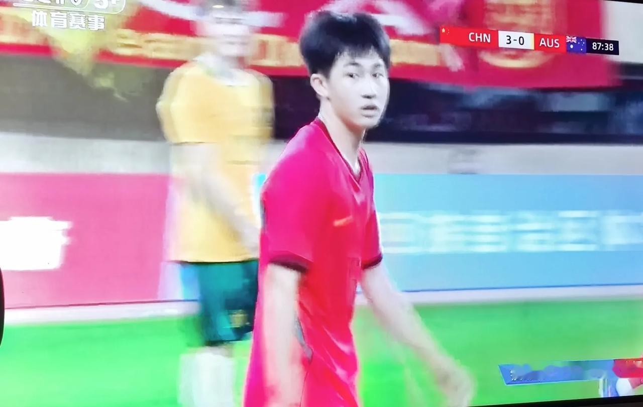 孙臣熙反击抽射！又有了！3：0！澳大利亚门将已经目光呆滞了！
这支国青已经不是第