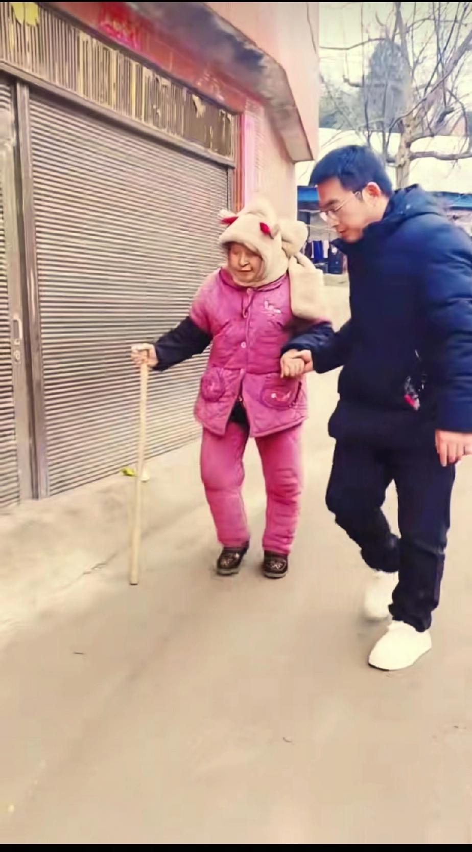 也并不是胡龙原生家庭那边的居民都生活的不好，从图片来看，也有自建房达到三四层的家