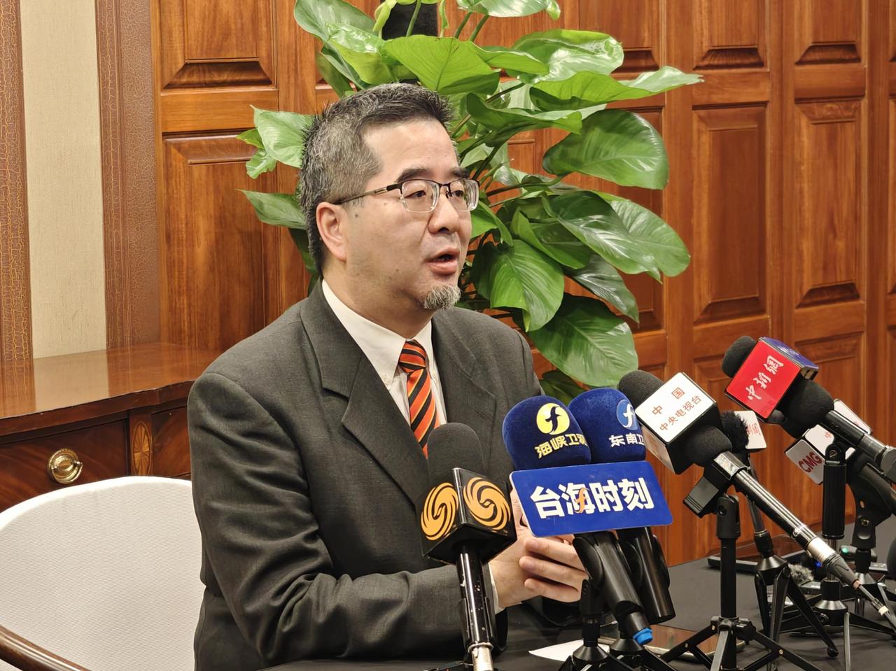 国民党的“团结”，就是个“笑话”！党主席郑丽文被民进党“围殴”，侯友宜和卢秀燕这