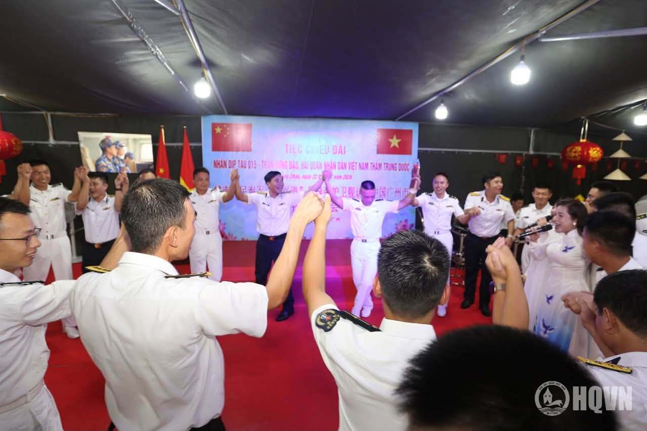越南海军11661Э型护卫舰“陈兴道”号访问广州甲板招待会 