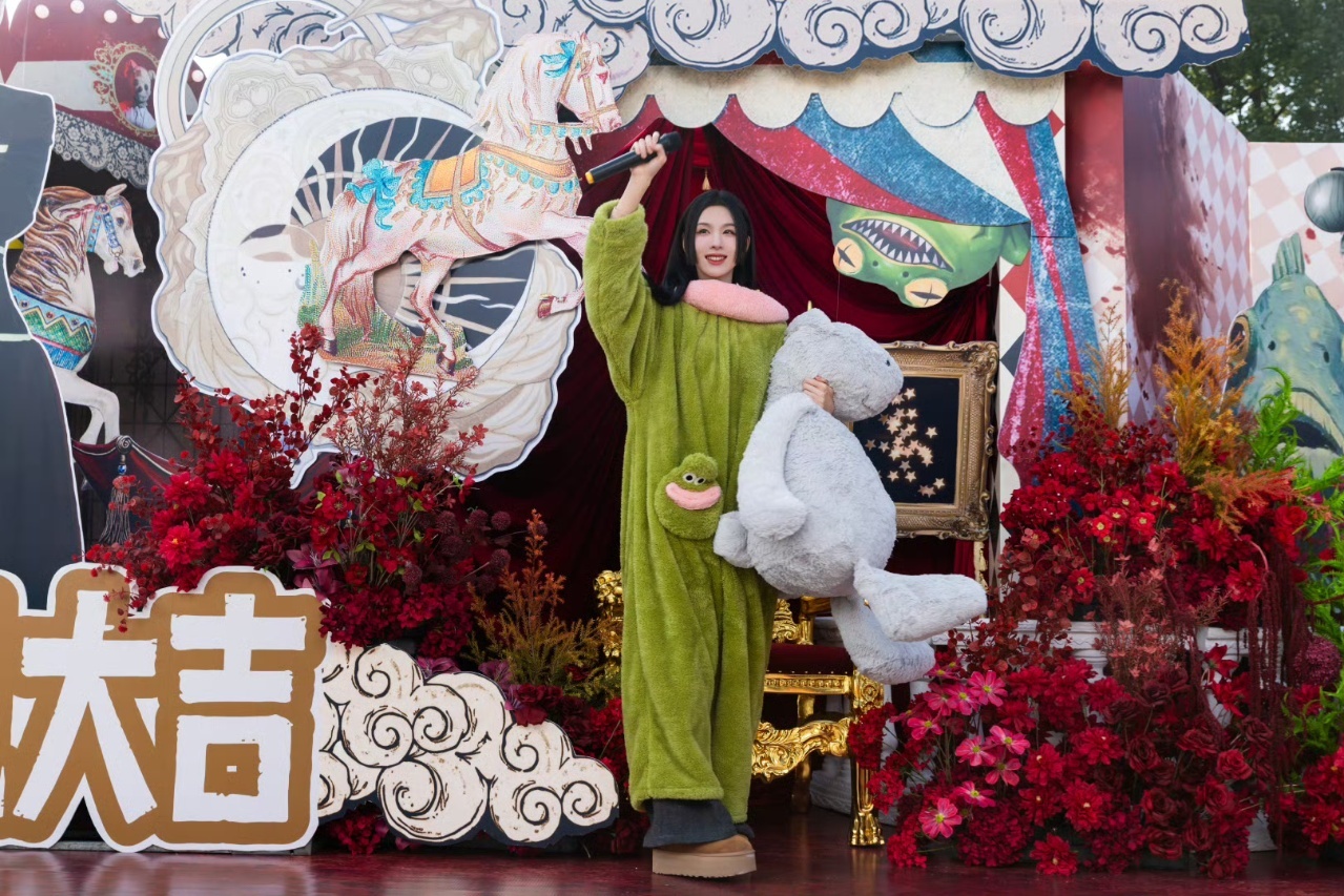 娱乐 陈都灵玩偶服开机照 现实与幻想的边界开始摇晃，共赴双向奔赴一场精彩的会面！