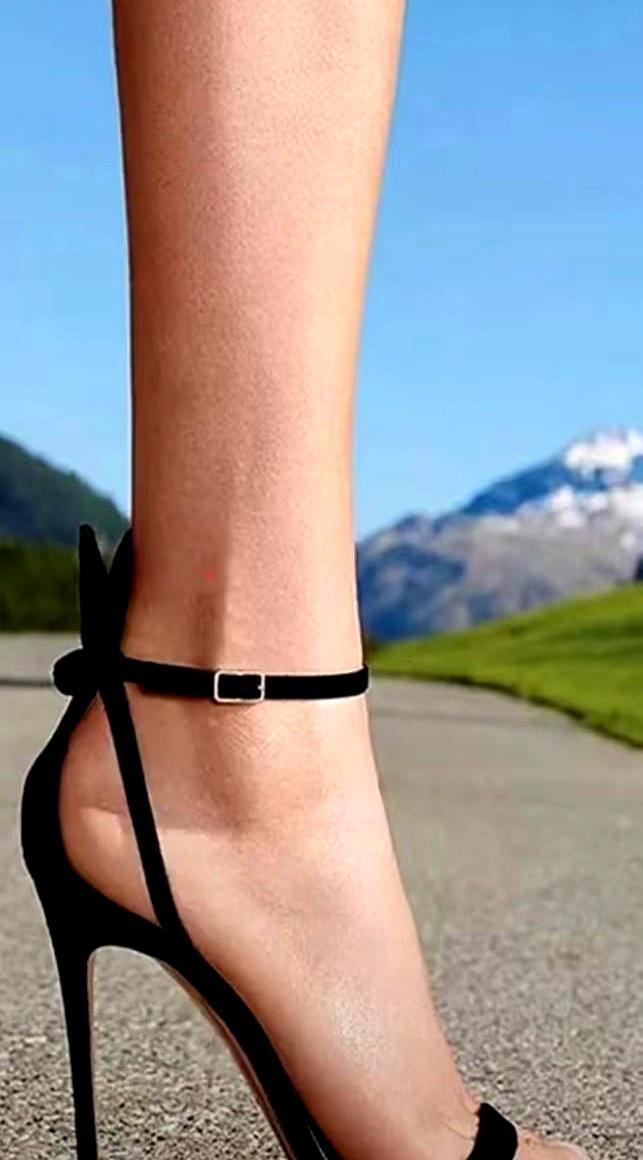 再忍疼穿高跟，你损失的不止是脚，还有升职机会。
 
我踩了十年高跟，悟出一条铁律