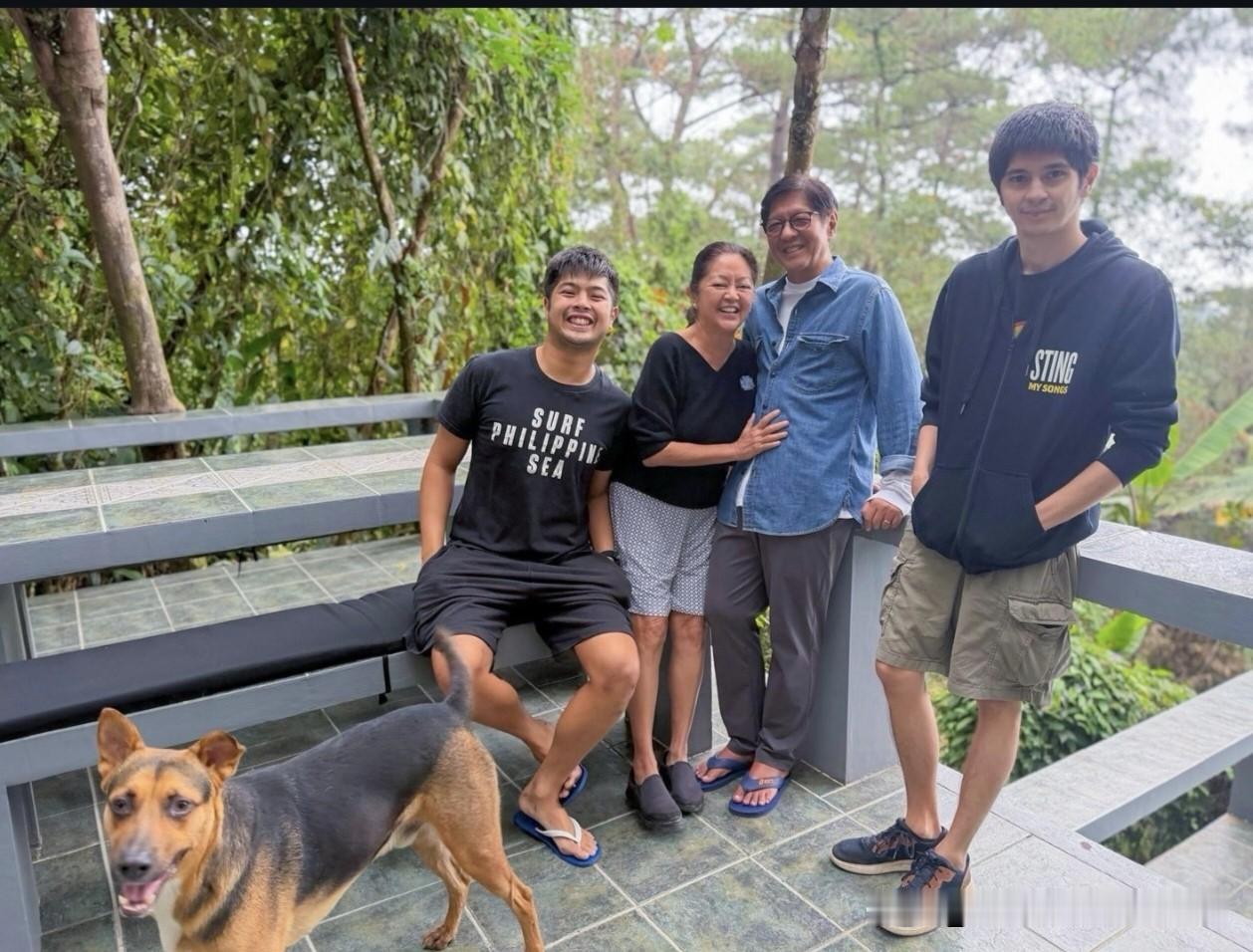 菲律宾总统小马科斯一家的周日合照。小马科斯夫妇和两个儿子一身休闲装束，林间露台，